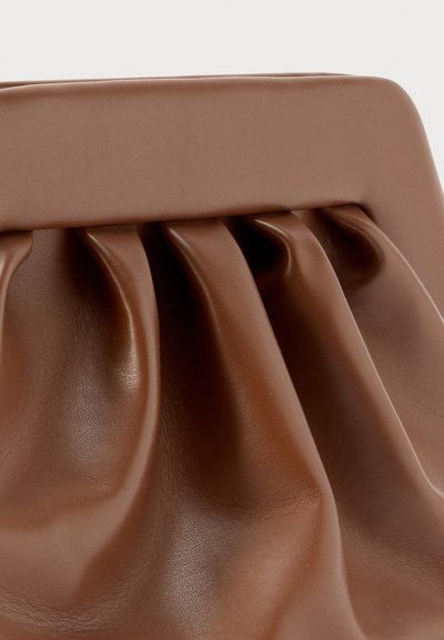 Καφέ δερμάτινο πορτοφόλι-τσάντα χειρός με ρυθμισμένες πτυχές και φαρδιά ορθογώνια κορυφή κλεισίματος.