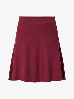 Burgundy polvenpituinen hame, joka on valmistettu pehmeästä ja joustavasta kankaasta; liikkuva malli, jossa on sileä vyötäröosa eikä näkyviä kiinnityksiä tai kuvioita.