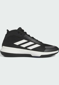 Zwarte sportschoenen met een textuur bovenkant, een witte drie-strepen ontwerp, en een rubberen zool met blauwe accenten en een ronde neus.