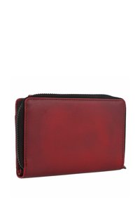 Portafoglio rosso in pelle con chiusura a zip, forma rettangolare, texture liscia e cuciture nere a contrasto lungo i bordi.