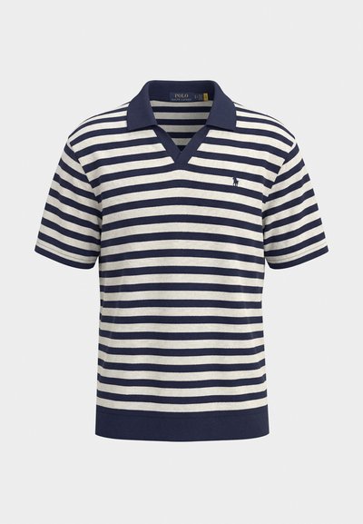 Tricou polo cu mânecă scurtă, cu dungi orizontale albastre și albe, guler albastru închis, logo pe piept și tiv albastru închis uniform.