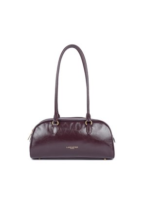 Borsa a mano in pelle borgogna con una texture liscia, forma arrotondata e doppi manici, dotata di hardware dorato e chiusura con zip.