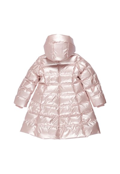 Cappotto imbottito rosa chiaro con cappuccio, caratterizzato da un design trapuntato e una texture lucida e liscia. Maniche lunghe e lunghezza fino al ginocchio.