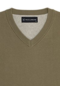 Oliwkowy sweter v-neck wykonany z miękkiego dzianiny, z paskowanym wewnętrznym kołnierzykiem. Metka informuje "Pako Lorente", rozmiar M.