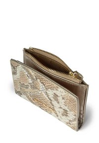 Cartera rectangular con un patrón de piel de serpiente texturizado en tonos beige y dorado. Presenta un compartimento con cremallera y un ribete metálico.