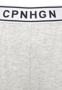 Siv pas z elastiko s črnim napisom "CPNHGN" na beli podlagi. Mehak, teksturiran material vidni pod pasom.