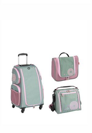 Set van drie groene en roze reistassen: koffer op wieltjes, klein handtasje en crossbodytas met cirkelmotieven.