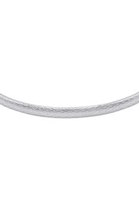 Pulsera de plata con una superficie texturizada que presenta un patrón de diamantes, bordes lisos y una forma curva. El acabado pulido en alto brillo mejora la visibilidad.