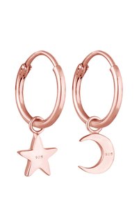 Orecchini a cerchio in oro rosa con un charm a stella e a mezzaluna. Realizzati in argento sterling 925 con una finitura lucida.