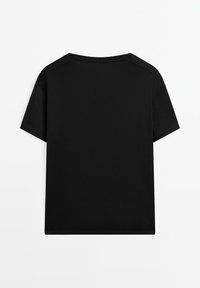 Černé tričko s krátkým rukávem, vyrobené z měkké tkaniny, má kulatý výstřih a rovný střih. Zadní strana je jednoduchá, bez viditelných vzorů nebo akcentů.