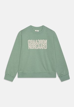 Jasnozielona bluza z okrągłym dekoltem, długimi rękawami i białym, lustrzanym napisem "NØRGAARD" na środku przodu.