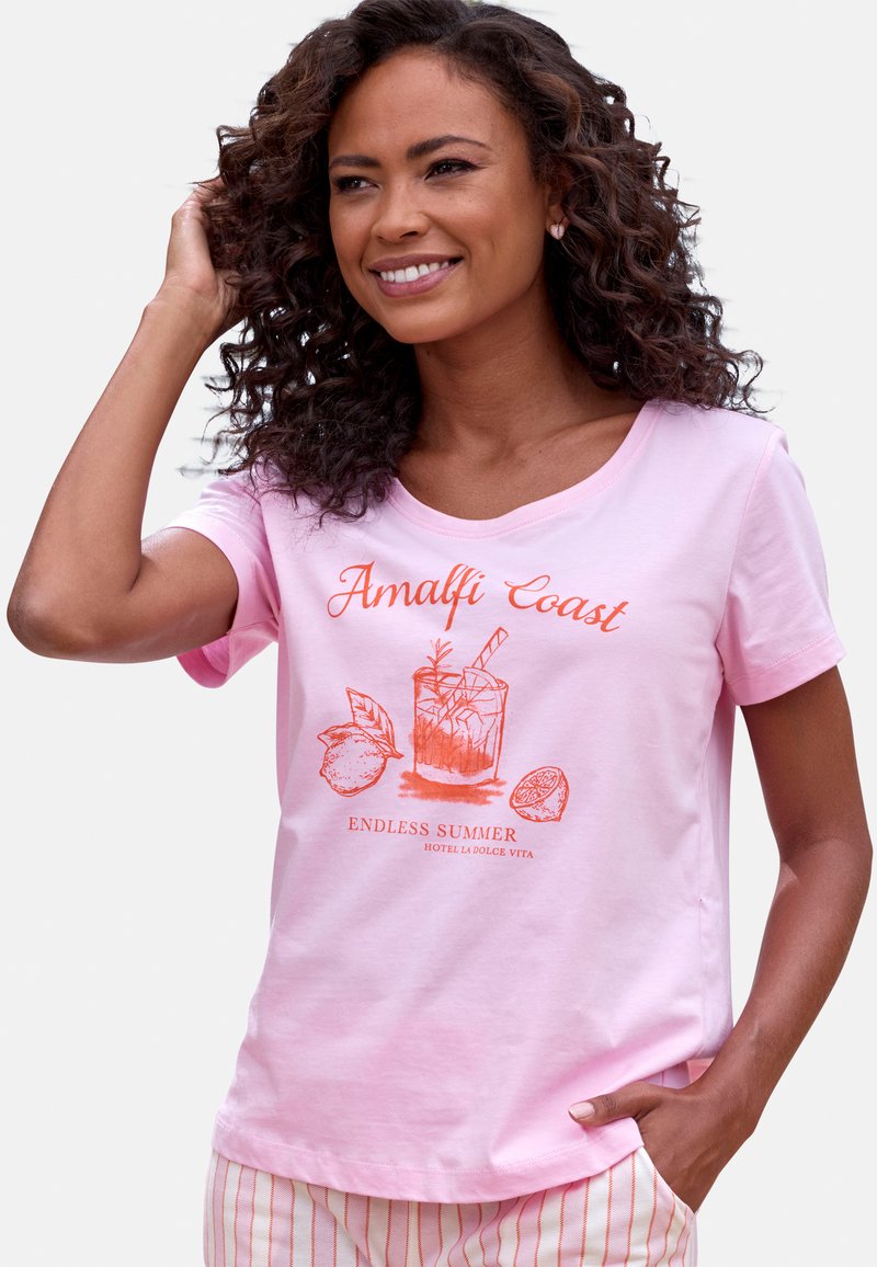Ružová bavlnená tričko s okrúhlym výstrihom a krátkymi rukávmi. Obsahuje oranžovú grafiku s kokteilom a textom "Amalfi Coast" v retro štýle.