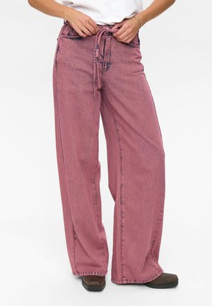 Bredbenta byxor i tvättad rosa denim med en mjuk textur, med en dragsko i midjan och minimala blekningsdetaljer.