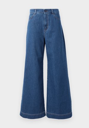Jean large en denim bleu moyen, avec une taille haute, des poches avant et des surpiqûres contrastées le long des coutures et des ourlets.