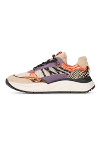 Bunte Sneaker, die eine Mischung aus Wildleder, Mesh und glänzenden Materialien aufweisen. Das Design umfasst lilafarbene Akzente und strukturierte Schlangenmuster an den Seiten.