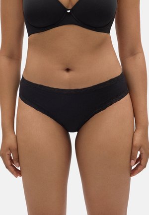 Conjunto de lencería con ribetes de encaje negro, fabricado en una tela suave y lisa. La cinturilla cuenta con un borde decorativo de encaje para añadir un toque de detalle.