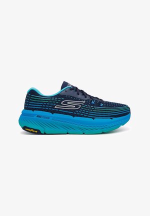 Chaussure de sport bleue et marine avec une tige en mesh à rayures horizontales, une semelle rembourrée et une semelle en caoutchouc avec un marquage Goodyear.