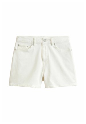 Witte denim korte broek met knoop aan de voorkant, rits, lusstangen en vijf zakken op een effen achtergrond.
