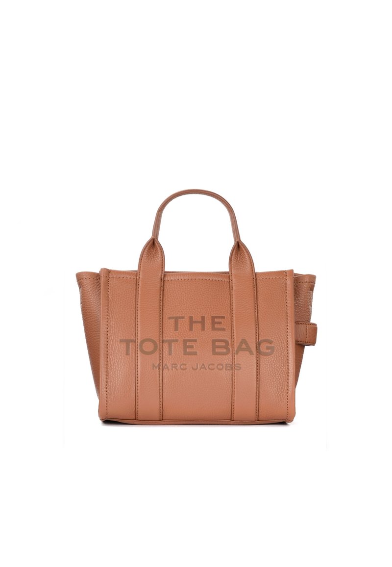 Torebka typu tote w kolorze brązowym, ze dwoma uchwytami u góry, pionowymi przeszyciami oraz wyraźnym napisem: "THE TOTE BAG" oraz "MARC JACOBS."