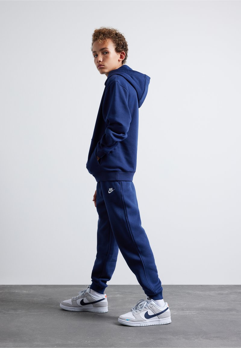 Nike Sportswear CLUB UNISEX - Jogginghose - midnight navy/white/dunkelblau