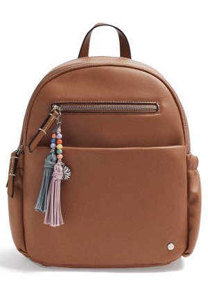Brauner synthetischer Rucksack mit runder Form, vorderer Reißverschlusstasche und dekorativen Quasten in Pink und Blau. Verfügt über subtile Nähdetails.