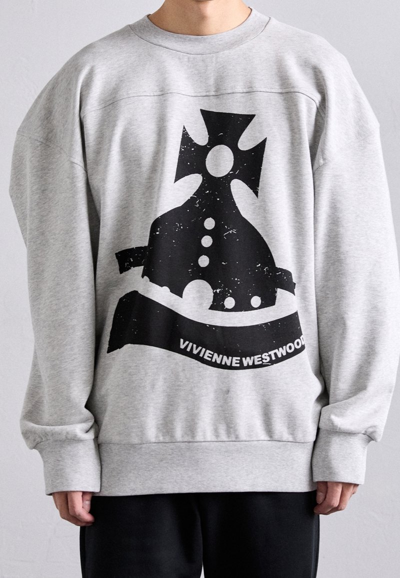 Grå oversized sweatshirt i bomull med en svart grafisk design och texten "Vivienne Westwood" på framsidan. Enkel rund halsringning.