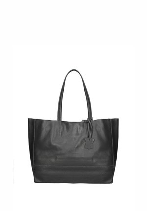 Zwarte leren draagtas met twee dunne hengsels en een leren label in de vorm van een dierenhuid, hangend nabij het midden bovenaan.