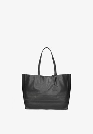 Borsa tote in pelle nera con due manici sottili e una targhetta di pelle a forma di pelle di animale appesa vicino al centro superiore.