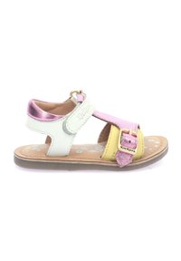 Sandalias infantiles multicolores con tiras de cuero blancas, rosas y amarillas, hebilla ajustable y plantilla con estampado de flores sobre una suela marrón.
