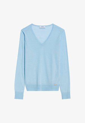 Jasnoniebieski sweter w serek z miękkiego materiału dzianinowego, z długimi rękawami i ribbowanym dołem. Mała metka z logo znajduje się w dolnej lewej części.