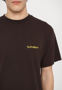 No Problemo MINI TEE - T-shirts - brown