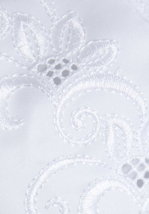 Weißer Stoff mit zarter Blumenstickerei, die Blütenblätter, Blätter und Wirbelmuster in einer erhabenen Satinstichstruktur zeigt.