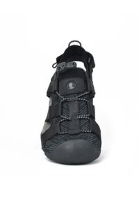 Zapato de escalada negro con parte superior texturizada, correas ajustables, puntera reforzada y suela de goma. Presenta un sistema de ajuste con perilla para un ajuste seguro.