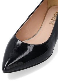 Czarne lakierowane szpilki z zaostrzonym noskiem. Charakteryzują się gładką, błyszczącą powierzchnią oraz cielistym wnętrzem z minimalistycznymi elementami designu.