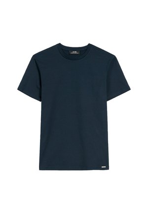 Granatowy bawełniany t-shirt z okrągłym dekoltem, krótkimi rękawami i prostym dołem. Posiada małą metkę z logo po lewej dolnej stronie.