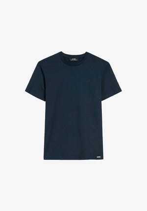 Granatowy bawełniany t-shirt z okrągłym dekoltem, krótkimi rękawami i prostym dołem. Posiada małą metkę z logo po lewej dolnej stronie.