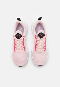 Scarpe da atletica in mesh rosa con suole bianche, dettagli neri e rosa, punta rotonda e lacci piatti. Logo PUMA sulla linguetta.