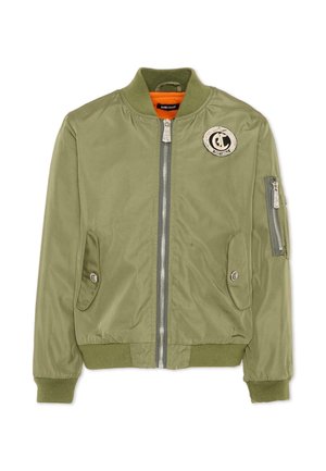 Giacca bomber verde oliva con polsini e orlo a coste, cerniera frontale, due tasche con bottone, tasca con cerniera sulla manica e toppa rotonda con logo sul petto.