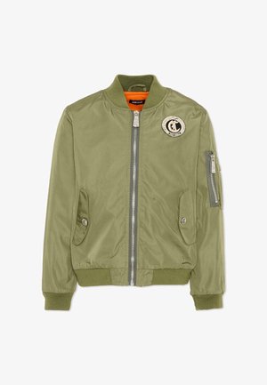 Olijfgroene bomberjack met geribbelde manchetten en zoom, ritssluiting aan de voorkant, twee zakken met knopen, een ritssluiting-zak op de mouw en een ronde logo-applicatie op de borst.