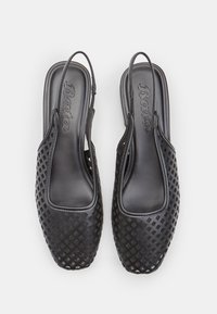 Zapatos slingback de plástico negro con un patrón de tejido enrejado y puntera cuadrada. Forro interior liso con el logotipo grabado en la plantilla.