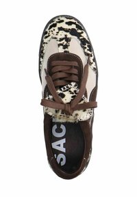 Baskets marron et crème avec des accents en imprimé léopard. Comprend un embout en daim marron, un design à lacets et une semelle intérieure rembourrée.