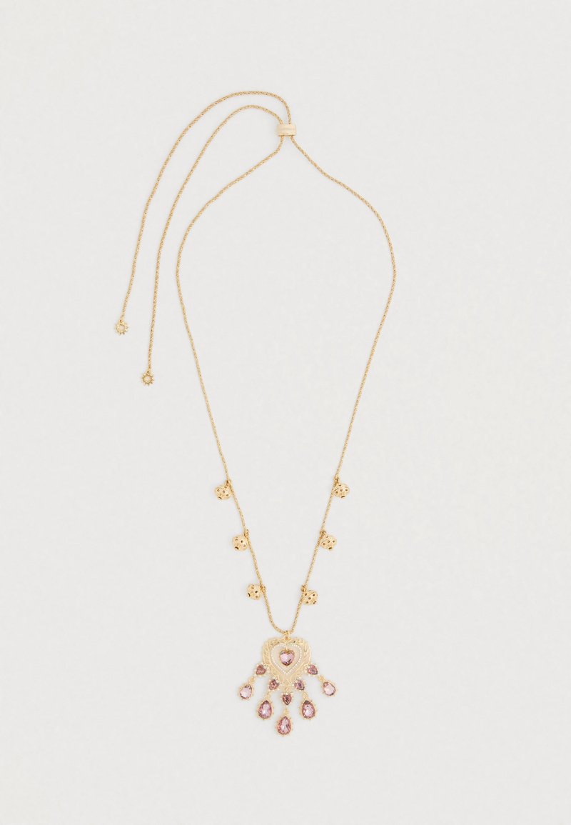 Colar de ouro com pendente em forma de coração decorado com pedras rosas e detalhes pendentes, numa corrente delicada trançada com contas.