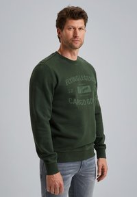 Donkergroene katoenen sweatshirt met een ronde hals en geribbelde manchetten. Bevat een gedrukt tekstontwerp op de voorkant in een lichtere tint.
