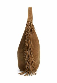 Bruine suede handtas met een driehoekige vorm, voorzien van lange franjes aan de zijkant en een brede schouderband.