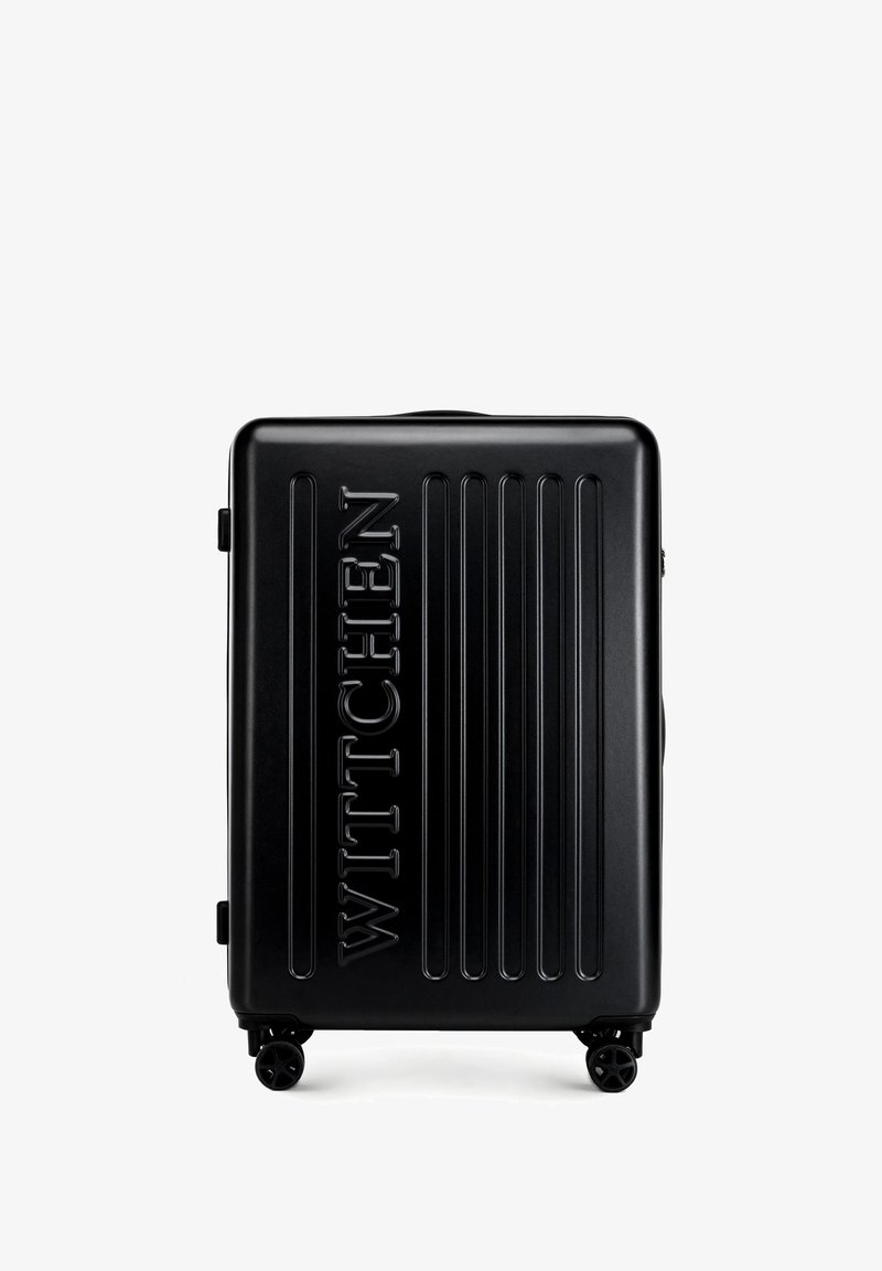 Zwarte koffer met verticale ribbels, gegraveerd logo "WITTCHEN," en vier wielen voor mobiliteit. Gemaakt van hard-schalig materiaal.
