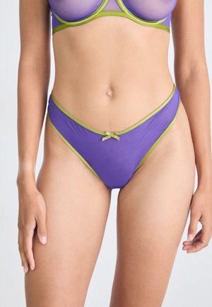 Paarse bikinionderkant met groene afwerking en een klein strikdetail aan de voorkant. Zachte, gladde stof met een laag uitgesneden ontwerp.