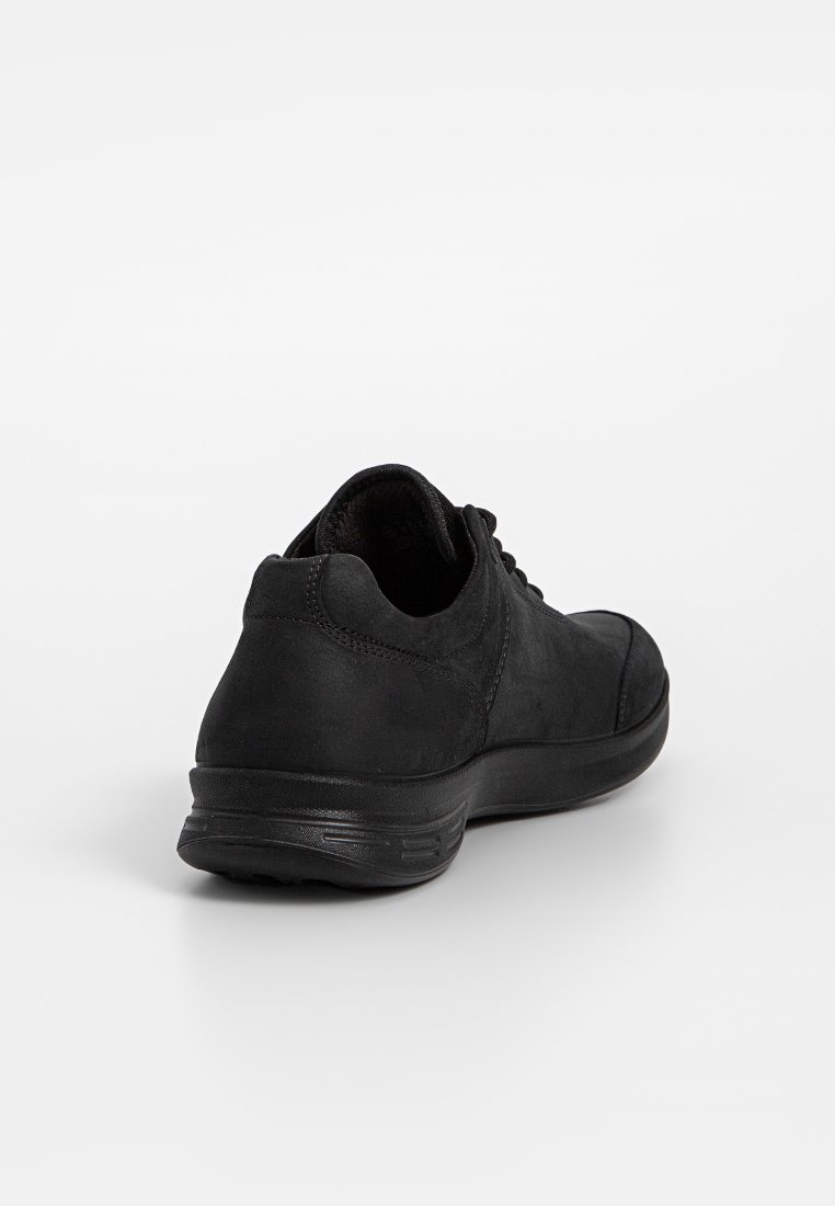 Czarne zamszowe sneakersy o zaokrąglonym kształcie i teksturowanej powierzchni, z wyściełaną podeszwą i wzmocnionym piętą dla komfortu.
