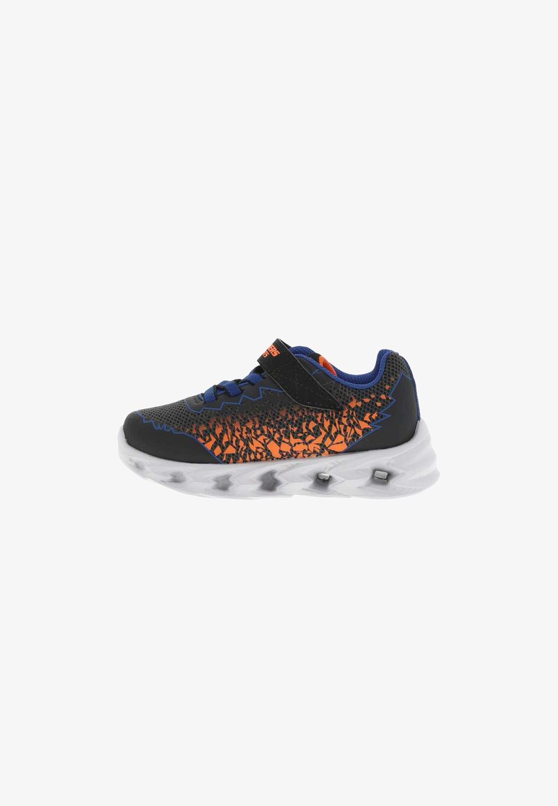 Chaussure de sport pour enfant noire et orange avec des accents bleus, motif en zigzag, fermeture Velcro, et semelle blanche amortissante avec poches d'air.