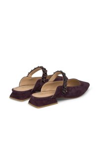Chaussures slingback en suede violet avec un bout pointu, présentant une bride perlée et un petit talon carré pour plus de stabilité.
