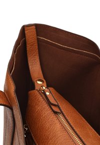 Brun läder toteväska som visar inre ficka och matchande dragkedjepåse med guldfärgade dragkedja och tryckknapp.